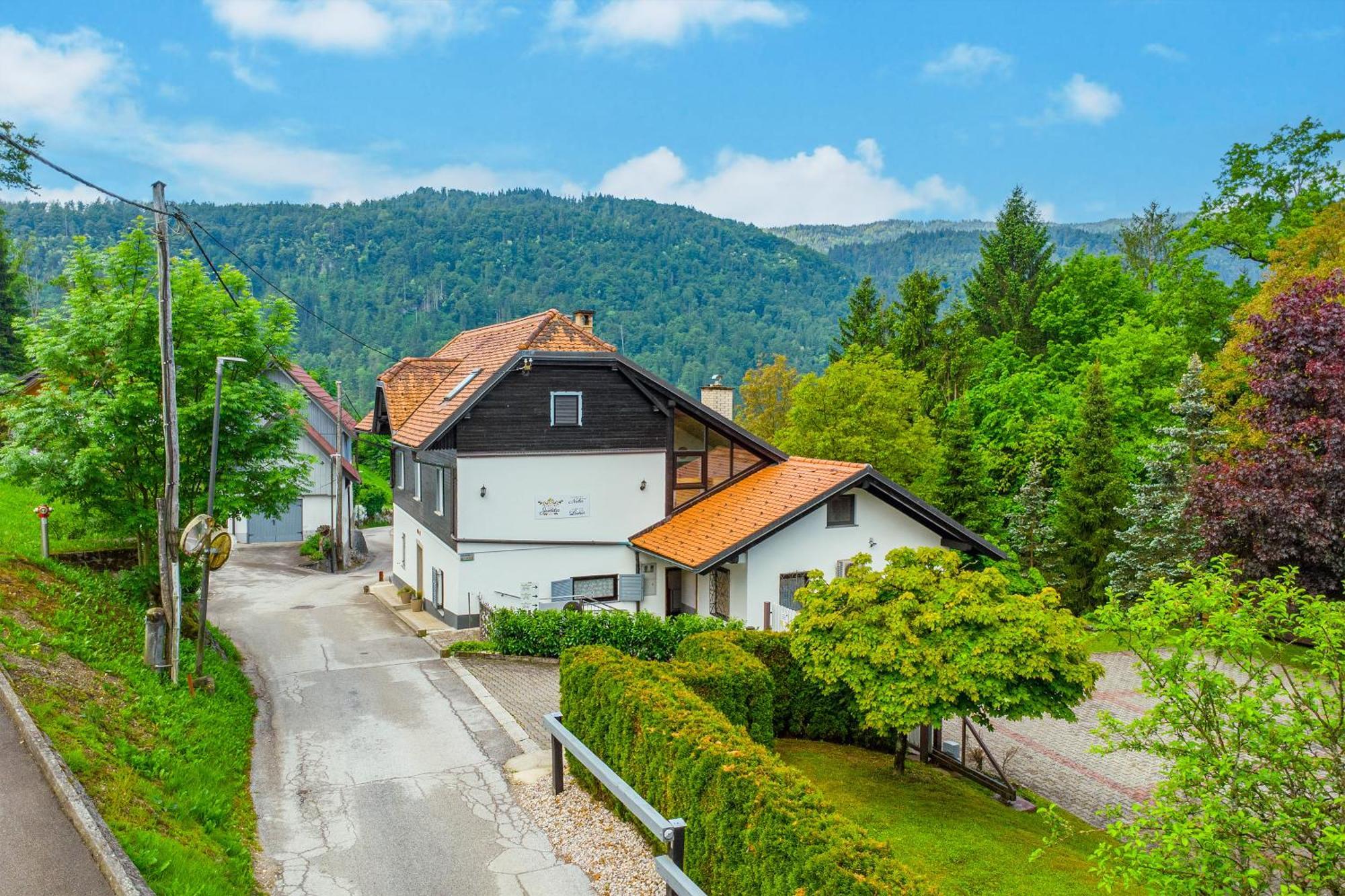 Resort Pod Orehi - Bled - Apartma & Glamping & Savna 外观 照片